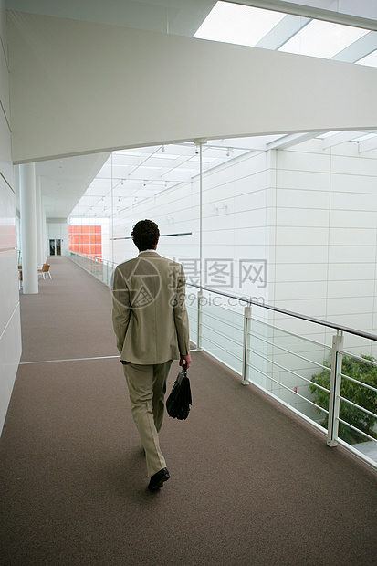 拿着公文包的商务人士白色商业办公室旅行套装公司管理人员领带走廊男性图片