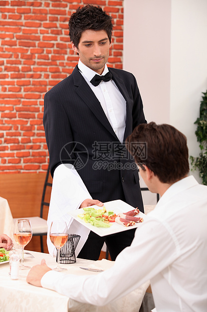 服务员在餐厅吃一顿饭桌子午餐沙拉宴会桌布裙子男性火腿晚餐顾客图片