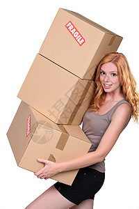 带箱子的年轻妇女公寓包装卷曲开箱纸板头发微笑女士工作室房子图片