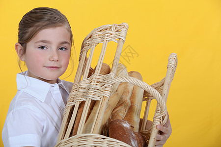 女孩带一篮包面包图片