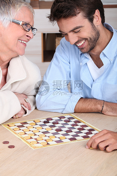 青年男子与年长妇女打棋图片