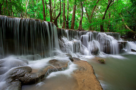 下瀑瀑布流动溪流苔藓丛林叶子热带运动荒野环境天堂图片