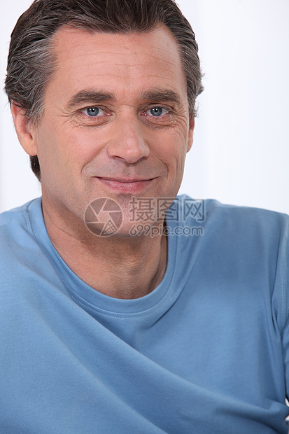中年男子的肖像皱纹眉毛衬衫男性白色头发灰色蓝色男人眼睛图片