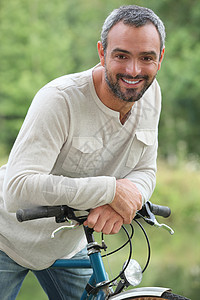 骑自行车的人短裤农村爱好健康朋友们刹车骑术旅行齿轮树木图片