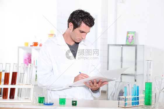 实验室助理肖像工作黑发化学品健康医生医院桌子男人绿色测试图片