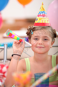 生日派对上一个小女孩的肖像气球孩子女儿幸福惊喜椅子庆典帽子童年日常生活图片