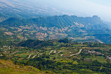 山中的道路岩石登山风景高地旅行阳光天空爬坡地标森林图片