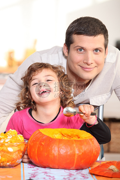 一个父亲和他的女儿 笑着吃南瓜 还笑着吃南瓜图片