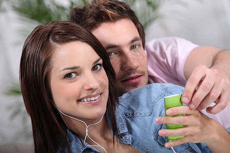 年轻夫妇倾听音乐图片