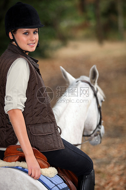 年轻女性骑马娱乐孩子竞争跑步小马课程闲暇马场森林骑士图片