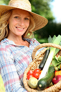 拿着一篮子蔬菜的稻草帽的女人母亲稻草妻子食物帽子胡椒女士韭葱水果头发图片
