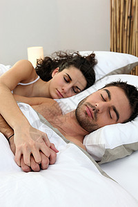 夫妻在床上睡觉睡衣女士房子时间卧室说谎男人女性已婚男性图片