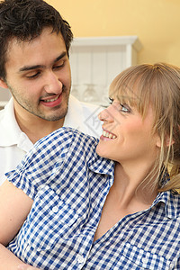 年轻夫妇在厨房抱抱恋人女士女朋友热情夫妻幸福学生女性男性喜悦图片