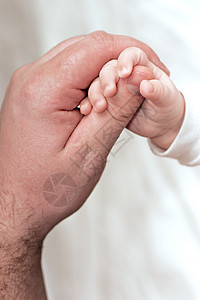 婴儿的小手柄和大个子的手成人友谊男性拇指棕榈后代手臂团聚协议孩子们图片