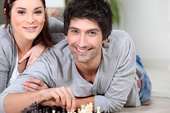 玩象棋的情侣男朋友木板女孩兴趣女朋友夫妻男性地面闲暇女性图片