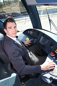 青年驾驶电车背景图片