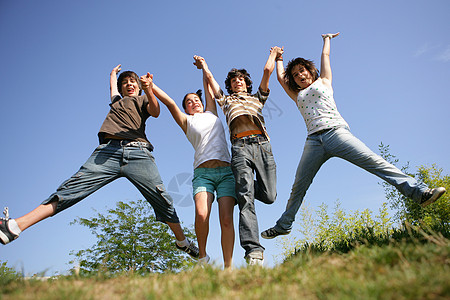 4名青少年跳跃图片