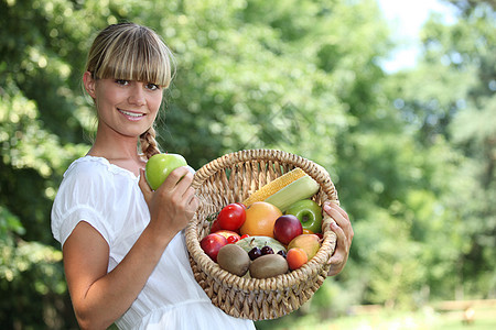 带水果篮子的妇女头发营养金发女性白色柳条蔬菜饮食奇异果福利图片