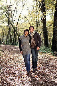 秋天夫妇在公园里散步男性男人微笑娱乐叶子享受衣服季节围巾女性图片