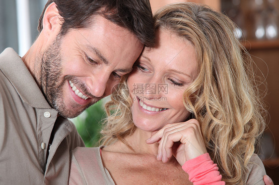 情对笑女性拥抱男性棕色白色成年人丈夫妻子微笑男人图片