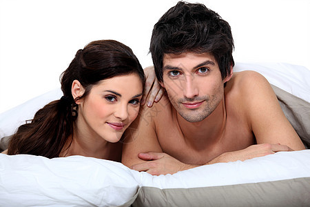 床上的情侣亲热棕色感情青年女性姿势手势头发公寓男性图片