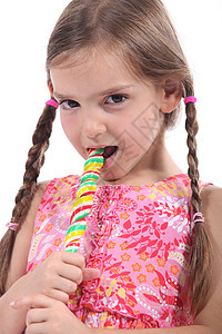 女孩吃着棒棒糖爆米花图片