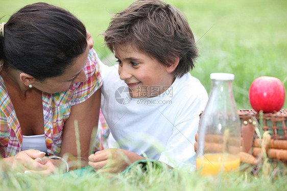 母亲和儿子暑假野餐图片