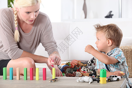 怀有孩子的妇女肖像游戏客厅中心小男孩护理职业主妇幼儿园玩具家庭图片