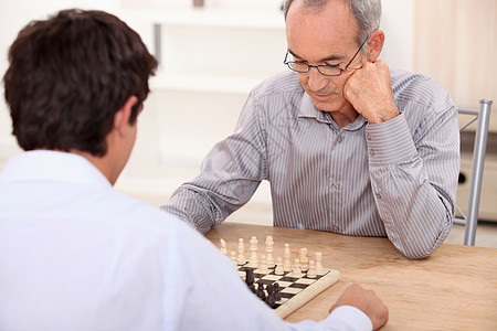 下象棋的人老年教学喜悦儿子学习木板父亲微笑孩子桌子图片