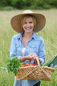 配有蔬菜篮子的妇女场地闲暇采摘生产市场女性草帽中年人女士娱乐图片