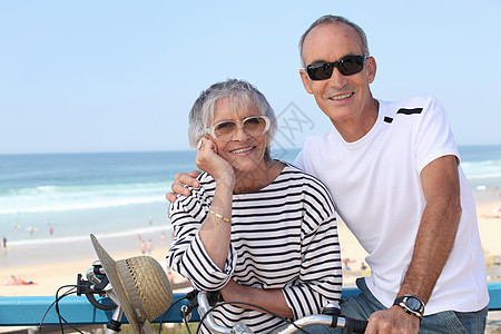在海滩边骑自行车的老夫妇图片