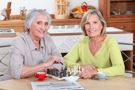 两个老女人在厨房下棋图片