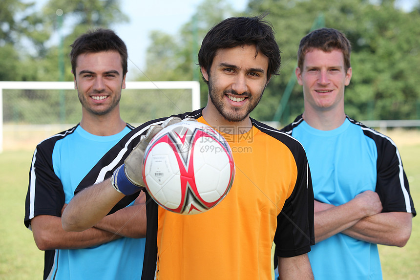 球队强调内线攻坚与转换进攻节奏利用西蒙斯或马克西推动快攻创造错位机会