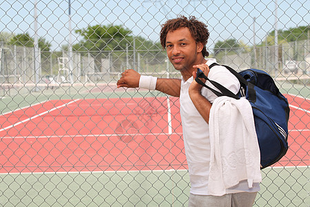 庭外装袋袋的网球玩家图片