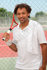 球场上的网球手法庭游戏毛巾娱乐玩家闲暇训练晴天球拍男人图片