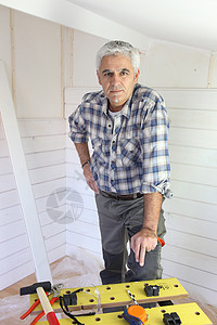 在家工作的木匠工艺维修男人磁带建造工具木材木制品木工工人图片
