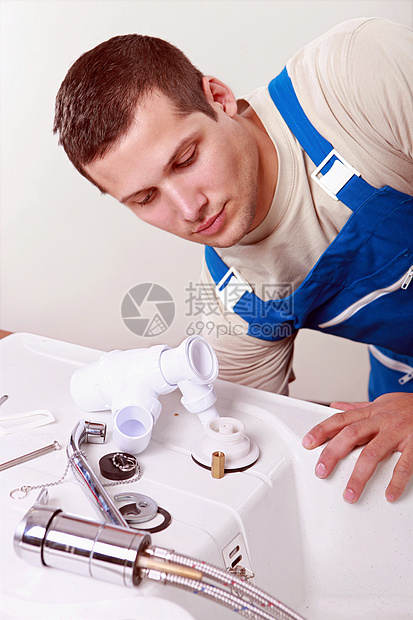 修理一个水池的管道白色插头工作修理工职业贸易龙头工具男人安装图片