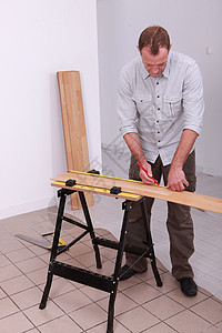 进行测量的木匠工艺工作房子木头精神房间衬衫裤子维修建造图片