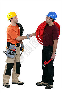 电工和水管工握手图片