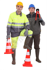 两个男人拿着交通锥子站着图片