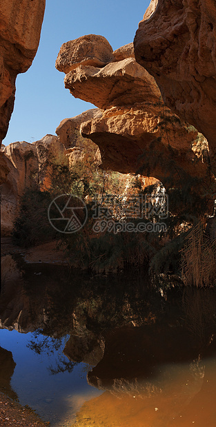 沙漠峡谷底的小型游泳池图片
