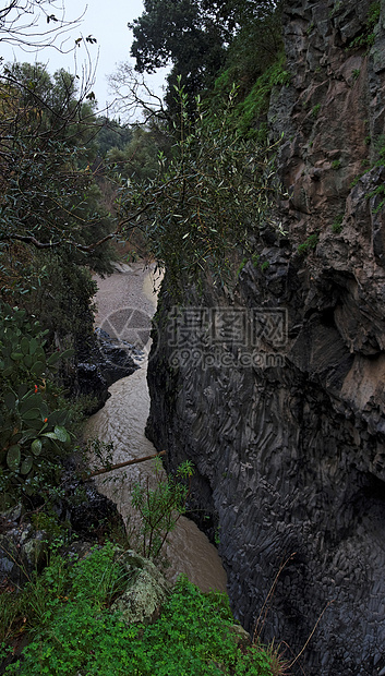 意大利西西里阿尔坎塔拉河峡谷侵蚀塔拉山沟植被岩石地质学绿色火山流动山脉图片