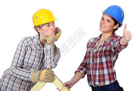 两名手工艺妇女一起工作管道维修黄色建造手势闷气服务职业衬衫工人图片