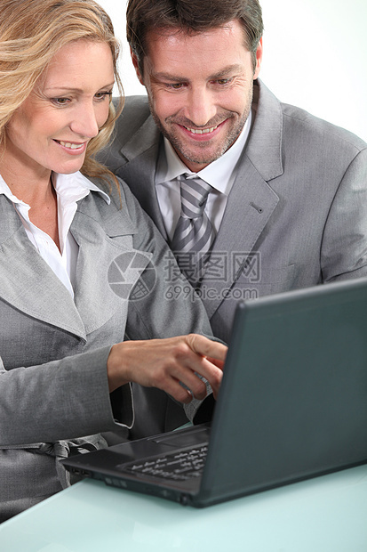 配备膝上型计算机的行政首长互联网中年人合作者笔记本套装团队上网成人团体成功图片