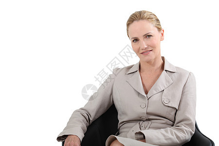 坐在皮革椅子上的女性执行官图片