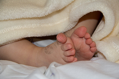 婴儿脚孩子们白色身体女孩概念孩子脚趾卧室青年童年图片