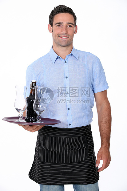 端着托盘和一瓶啤酒的服务员图片