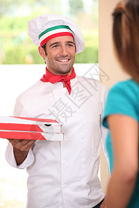 送新鲜烤披萨的人图片