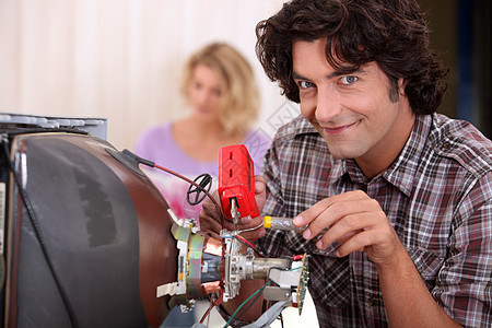 修理电视机的男子电阻器维修焊接工程接线手指服务制造业工具象管图片