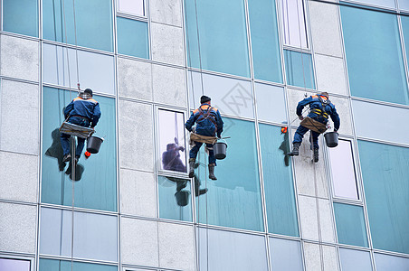 窗口清洁工作框架男性抛光玻璃窗户市中心危险镜像反射风险图片